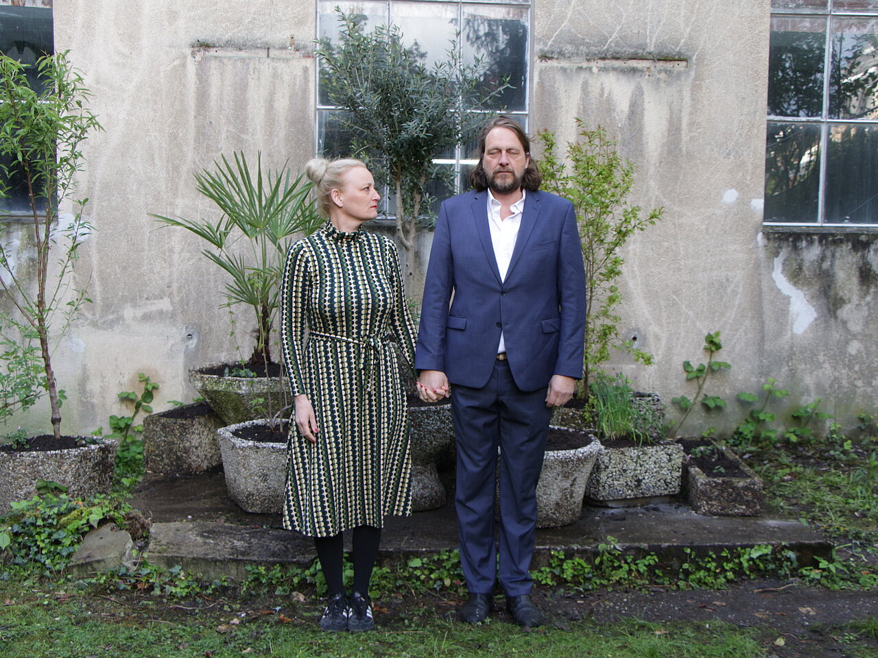 Künstlerpaar Scheibe und Güntzel vor Pflanzkübelinstallation