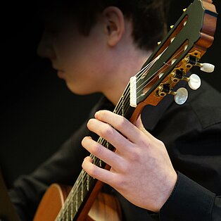 Gitarrenspielendes Kind