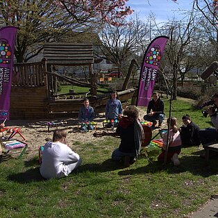 Kinder auf Spielplatzwiese