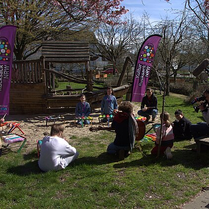 Kinder auf Spielplatzwiese